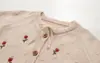 26037 Cárdigan de punto juvenil estilo universitario bordado floral suéter top para mujer venta al por mayor