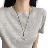 Cadena para suéter de trébol de cuatro hojas popular de otoño, un collar largo y simple con colgante floral para mujer, un accesorio de cadena para clavícula de cordón negro versátil
