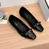Zapatos de Salón de Boca Baja Estilo Maduro Ligero para Mujer Modelo Nuevo 2026 con Decoración de Camelia, Punta Cuadrada, Tacón Bajo, Mary Jane sin Cordones Zapatos Suaves