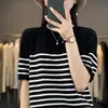 Nova Camisa Base de Tricô Slimming Redonda Solta de Manga Curta para Mulheres, Top Camiseta Listrada Simples Versátil de Verão 2023