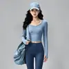 Conjunto de yoga para outono e inverno, amigável à pele, um conjunto de duas peças para mulheres, com um top de manga longa franzido e gola redonda, e leggings modeladores, justos ao corpo, perfeitos para treinos