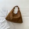 Bolsa tote retrô da moda estilo coreano para mulheres, nova coleção outono 2026, apresentando um design único, textura de alta qualidade e adequada para uso casual e para o trabalho.; uma bolsa de ombro que também pode ser carregada sob o braço