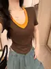 Nueva Camiseta Elegante Versátil con Bloques de Color, Cuello en V, Diseño de Dos Piezas Falsas, Contraste de Color, Manga Corta para Mujer, Top de Corte Ajustado