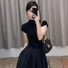 Conjunto de Roupa de Verão para Mulheres 2025 Novo Conjunto de Duas Peças Tendência: Camiseta Preta de Manga Curta com Gola Alta Meia e Saia com Efeito Emagrecedor