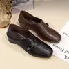 Chegada Nova Outono 2026 Sapatilhas Femininas de Couro Macio Sapatos de Mãe Sola Macia Sapatos de Couro Femininos para Meia-Idade e Idosos Salto Baixo Confortáveis de Usar