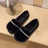 Sapatos Peludos Elegantes Estilo Francês com Corrente de Pérolas Femininos 2026 Outono/Inverno Novos Com Pelúcia Quentes Confortáveis Sola Plana de Algodão