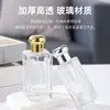 Botella de perfume cuadrada transparente de vidrio alto de 50 ml al por mayor, botella vacía rellenable de cosméticos con pulverizador de presión de alta gama