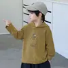 Conjunto de Tres Piezas de Cuero Estilo Coreano para Niños, Sudadera Rayada para Bebé y Jeans, Atractivo Conjunto de Primavera/Otoño 2026 para Niños