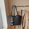 Bolso retro de gran capacidad transfronterizo para mujer, versátil para otoño e invierno, nuevo bolso de hombro casual con patrón de diamantes 2026, bolso tote texturizado