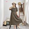 Vestido Curto de Manga Curta Xadrez Cinturado com Cadarço Estilo Artista Novo Verão 2024 Feminino Solto Plus Size Emagrecedor Midi