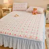Un juego de tres piezas de colchas de encaje de terciopelo de leche frescas y delicadas, que incluye una falda de cama blanca engrosada para el invierno, una cubierta de cama de cobertura total y un protector de colchón