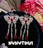 Joalheria: Brincos Borboleta Rosa Vibrante com Diamantes Brilhantes Montados à Mão, Conjunto de Colar Quadrado Rosa Vibrante de Alta Qualidade