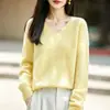 Novo suéter de lã com gola V para outono e inverno para mulheres, soltinho e aconchegante, top de malha escovada de pelo longo quente para usar em camadas