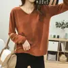 Camiseta de punto de manga larga holgada súper popular de otoño, versátil, adelgazante, para mujer, top chic con cuello en V, camiseta básica casual, moderna