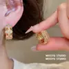 ¡Hebilla de bucle de racimo de flores! Aretes de botón redondos de flor de circón chapados en oro real aretes simples y elegantes joyería de oreja exquisita y versátil para mujeres