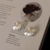 Pendientes vintage de perlas de pétalos cepillados para mujer, pendientes de temperamento de alta gama de lujo ligeros de nicho, nuevos accesorios para las orejas 2024