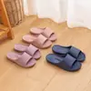 Chinelos de Verão 2026 Novo Modelo Banheiro Antiderrapante Drenagem de Água Antibacteriano Chinelos Domésticos Masculinos com Sensação de Pisando nas Nuvens Chinelos de Eva para Mulheres