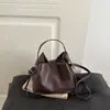 Otoño/Invierno 2026 Nuevo Bolso Cubo Simple de Lujo Ligero Chic de Moda Versátil Textura de Alta Calidad de un Solo Hombro Cruzado de Mano