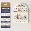Estantería de almacenamiento con panel de clavijas de madera maciza personalizada, Estante de exhibición de madera para montaje en pared, Perchero hecho a medida, Pared de acento blanca para la entrada