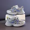 Colección Primavera/Otoño 2026: Tenis de Cuero para Niños y Niñas, con Decoraciones de Dibujos Animados, Suelas Ligeras y un Estilo Moderno "Dad Shoe", Disponibles al por Mayor