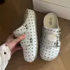 Sandalias planas sin cordones con diseño de punta cerrada, a la moda y versátiles, en un patrón de lunares azul claro, estilo Birkenstock, nueva colección otoño/primavera 2026, adecuadas para usar con vestidos