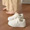 Zapatos blancos de verano para mujer para combinar con faldas, nuevo modelo 2026, zapatillas deportivas casuales de suela gruesa versátiles y de moda