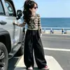 Conjunto para Meninas Primavera/Outono 2026 Novo Estilo Xale Colorido Listrado Infantil Roupa de Outono Calças de Pernas Largas para Crianças Grandes Roupa Casual