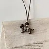 Exquisito collar de cachorro con lazo de lunares de dibujos animados y diamantes de imitación para mujer, moderno y elegante, con un toque de alta gama, cadena para suéter de nicho