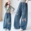 Pantalones infantiles transfronterizos otoño 2026 nuevo estilo jeans holgados para niños niños grandes modernos estampados lavados de pierna ancha