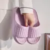 Novas pantufas casuais de verão com sola macia para mulheres, pantufas para casa, banheiro e banho para homens