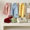 Bufanda de Lana Tejida con Bordado de Conejo para Hombres y Mujeres, Otoño e Invierno, Color Rojo Sólido, Calentador de Cuello Corto, Nuevo Modelo 2026