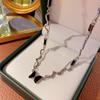 Collar de mariposa negra de doble capa con diseño avanzado de cadena de clavícula para mujer, con un deseo puro y oscuro para chicas calientes, con un sentido de lujo y una luz especial.
