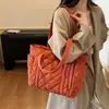 Bolso de Hombro Casual y Ligero de Algodón Relleno de Pluma para Mujer 2025 Otoño e Invierno Nuevo Estilo Casual y Versátil de Gran Capacidad para Viajes
