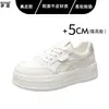 Zapatillas redondas de cuero genuino con suelas gruesas, zapatos blancos, nuevo modelo versátil para estudiantes de principios de otoño 2026, zapatillas deportivas casuales para mujer