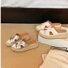 [Versión de Piel de Vaca] Versión de Alta Gama~ Chanclas de Playa Tejidas con Cuerda de Cáñamo con Tacón de Cuña y Suela Gruesa con Forma de H para Mujer Verano 2026
