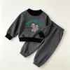 Nuevo conjunto de ropa para niños de primavera y otoño: conjunto de dos piezas de sudadera de dibujos animados elegante y pantalones deportivos casuales para uso al aire libre