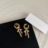 Pendientes de clip para orejas con lazo de metal mate de diseño de nicho para mujer, únicos, sencillos y elegantes que combinan con todo.
