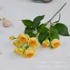 Arranjo de Flores Artificiais Rosa de 3 Galhos Multi-Cabeça Botão de Chá Flor Artificial Flor de Seda Sala de Estar Mesa de Jantar Entrada Decoração Suave Rosa de Botão Pequeno