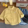 Camisa Infantil Primavera e Outono 2026 Novo Estilo Meninos Bebês Cor Sólida Manga Longa Camisa Versátil Algodão Puro Gola Lapela Top Peça Externa