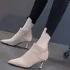 Botines Cortos de Tacón Medio de Aguja con Punta Afilada 2025 Nuevo Otoño e Invierno Nude Tacón Alto Celebridad de Internet Versátil Look Adelgazante Botines Cortos Nude de Gamuza