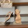 2026 Nuevas Sandalias de Tira de Dedo con Tacón Kitten y Punta Cuadrada Francesa para Mujer Verano Temperamento Suave Versátiles de Correa Única Tacones Altos