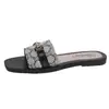 Sandalias de Verano 2025 Estilo Nuevo Punta Cuadrada Hebilla Metálica Inspiración Chanel 37-42 Planas Ligeras Cómodas para Exterior Estilo Coreano