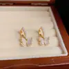 Moda francesa dulce combinable con todo hebilla de oreja de concha mariposa perla para mujer exquisita ligera de lujo temperamento pendiente de alta gama venta al por mayor
