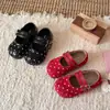 Zapatos de piel para niña 2026 primavera y otoño nuevo moda infantil mocasines de lunares zapatos sencillos de princesa roja Birkenstock
