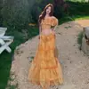 Impresionante conjunto de top corto con estampado floral sin hombros y falda larga para mujer, perfecto para un look chic de vacaciones en la playa