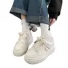 Sapatos brancos de design de nicho de alta qualidade para aumentar a altura para mulheres 2026 Outono novo sapatos esportivos versáteis de sola grossa tênis casuais
