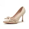 Sapatos de noiva Chuyuji cor champanhe estilo coreano em cetim, adequados para uso diário, com laço, bico fino estilo fada, salto alto, sapatos para madrinha