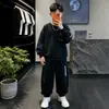 Traje Masculino Estilo Primavera e Outono 2026 Novo Moletom de Outono para Crianças Médias e Grandes Conjunto de Duas Peças Moda para Meninos Roupas de Outono Tendência Cool