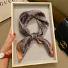 Bufanda de Seda Simple, Elegante y a la Moda, Lujo Ligero de Alta Gama, Versátil Pañuelo Cuadrado 100% Seda de Morera, Regalo de Vacaciones para Mujeres, Accesorio