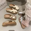Sandálias Slip-On Elegantes e de Alta Qualidade para Mulheres, Adequadas para Combinar com Vestidos, Novo Estilo Verão 2026, Mules Fechados Vazados com Pérolas